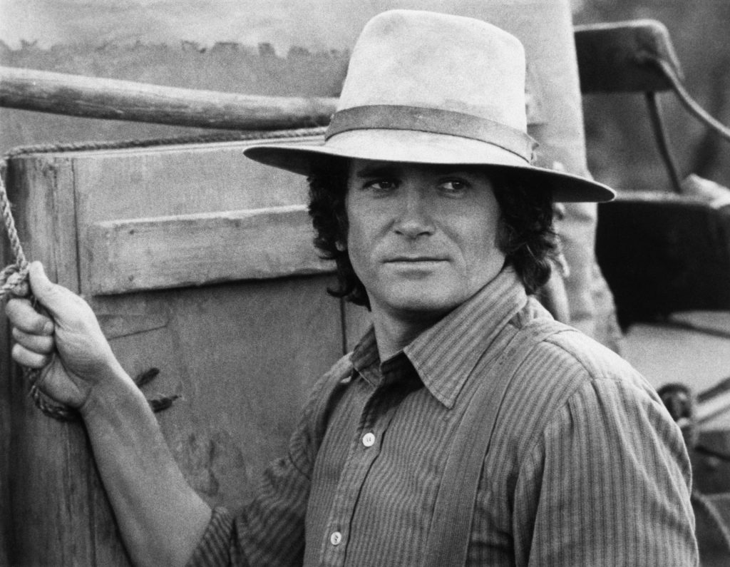 Michael Landon porte un chapeau de cow-boy sur le tournage de La Petite Maison dans la Prairie.