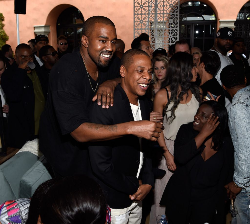 Les rappeurs Kanye West et Jay-Z s'embrassent lors du brunch pré-GRAMMY de Roc Nation en 2015