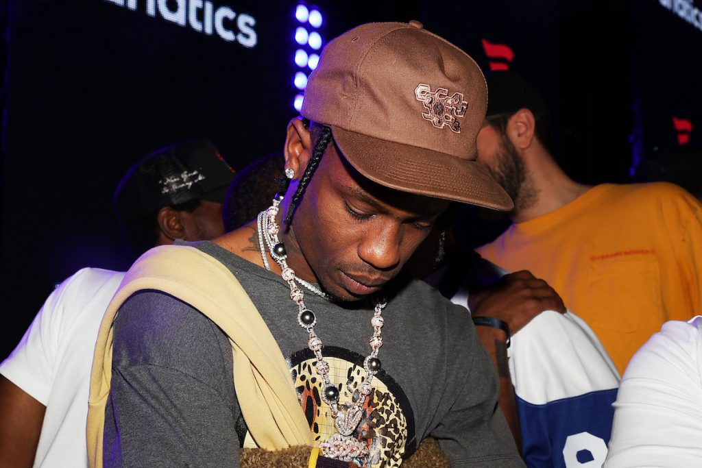 Travis Scott assiste à la soirée Fanatics Super Bowl avec la tête baissée en évitant les caméras