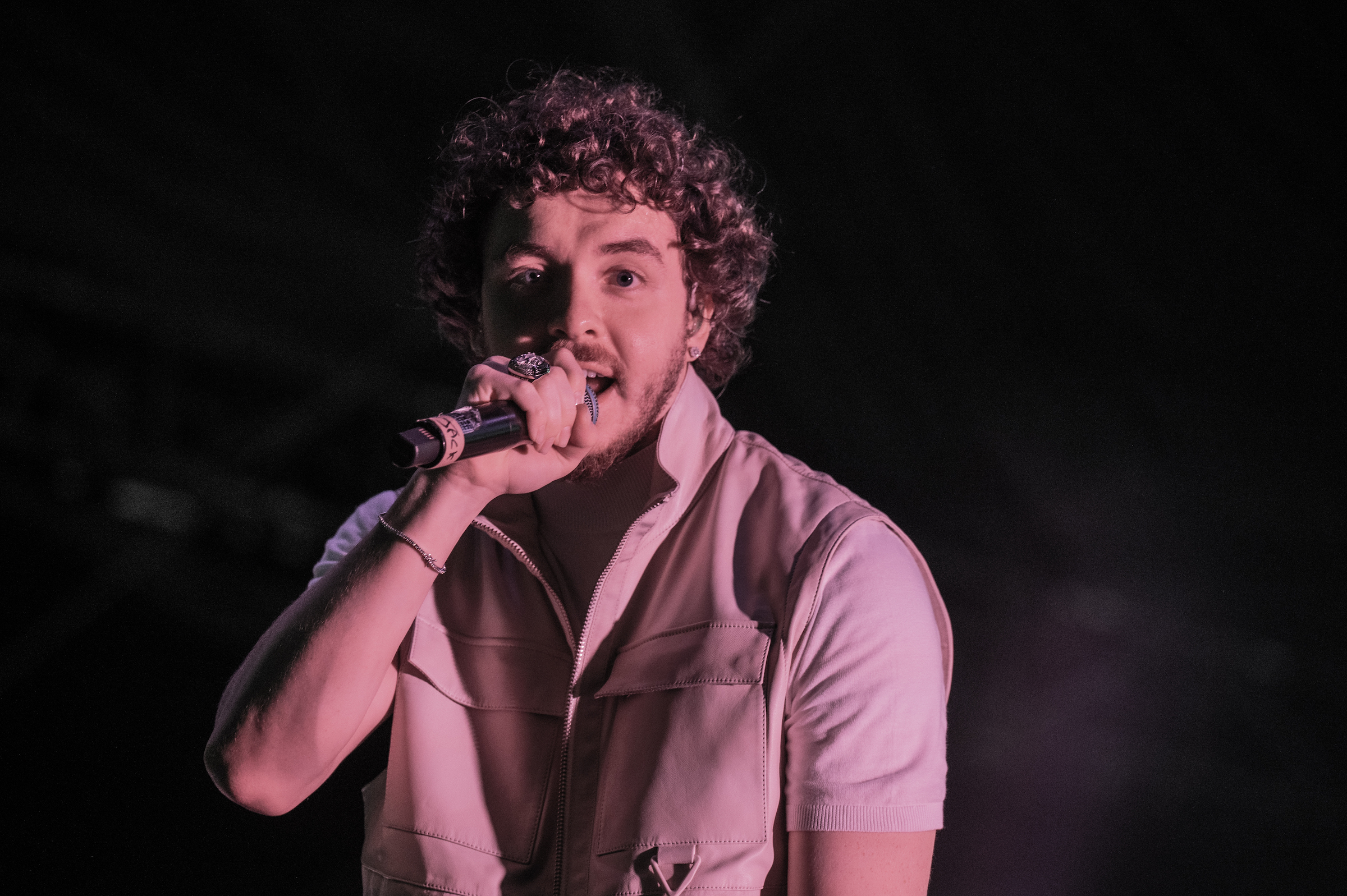 Jack Harlow tenant un micro