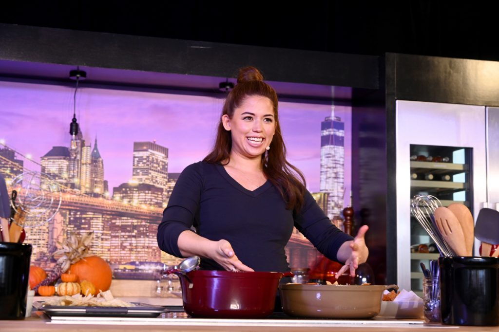 Molly Yeh, personnalité de Food Network, porte un pull à manches longues sur cette photo.