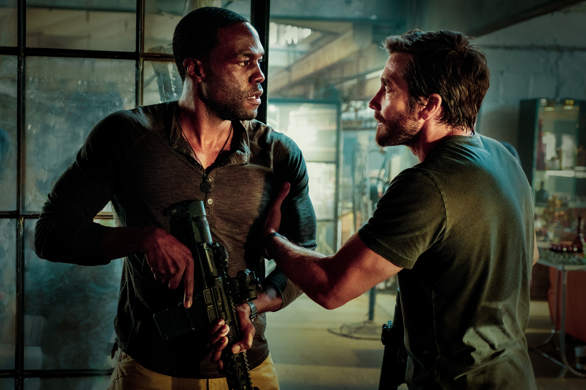 'Ambulance' Yahya Abdul-Mateen II dans le rôle de Will Sharp et Jake Gyllenhaal dans le rôle de Danny Sharp face à face avec Yahya tenant une arme à feu