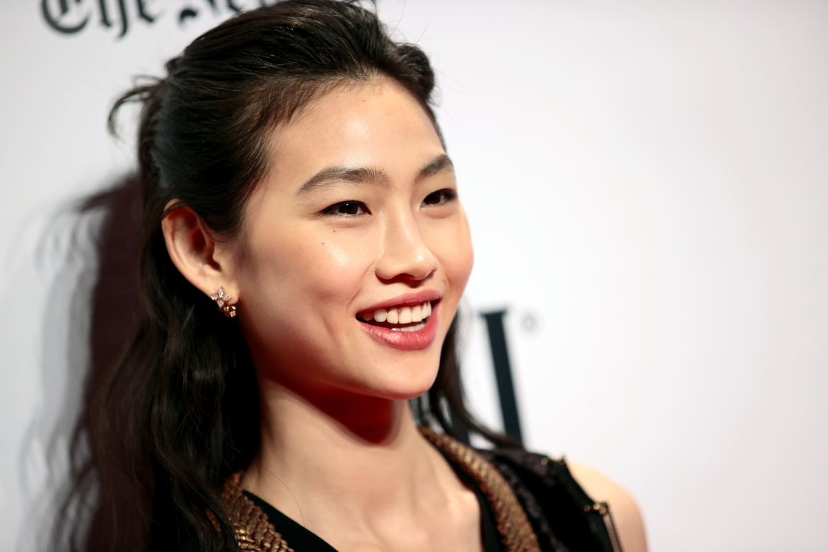 Jung Ho-yeon pose sur le tapis rouge des Gotham Awards 2021 à New York, NY.