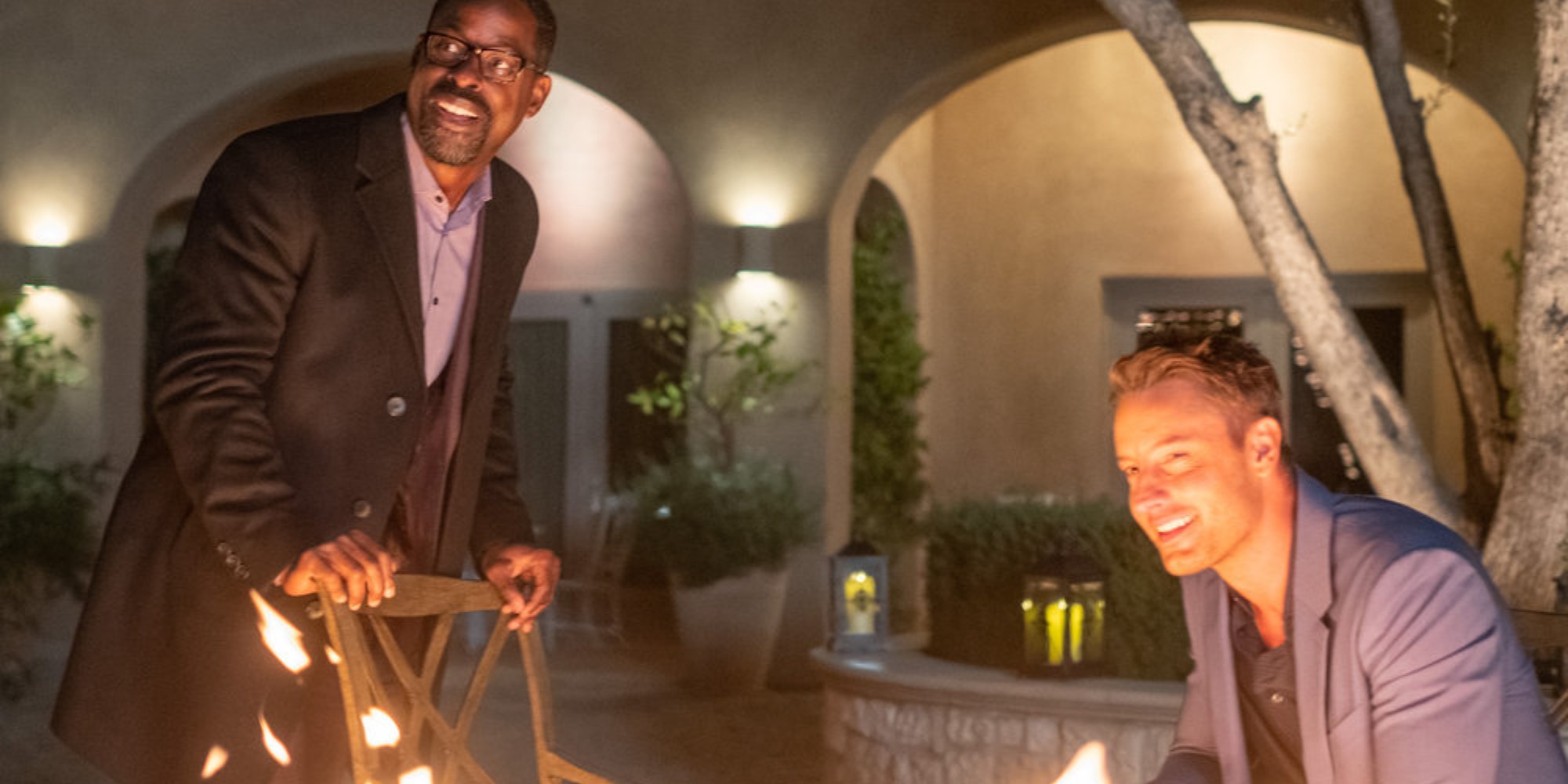 Sterling K. Brown et Justin Hartley sur le tournage de This Is Us.