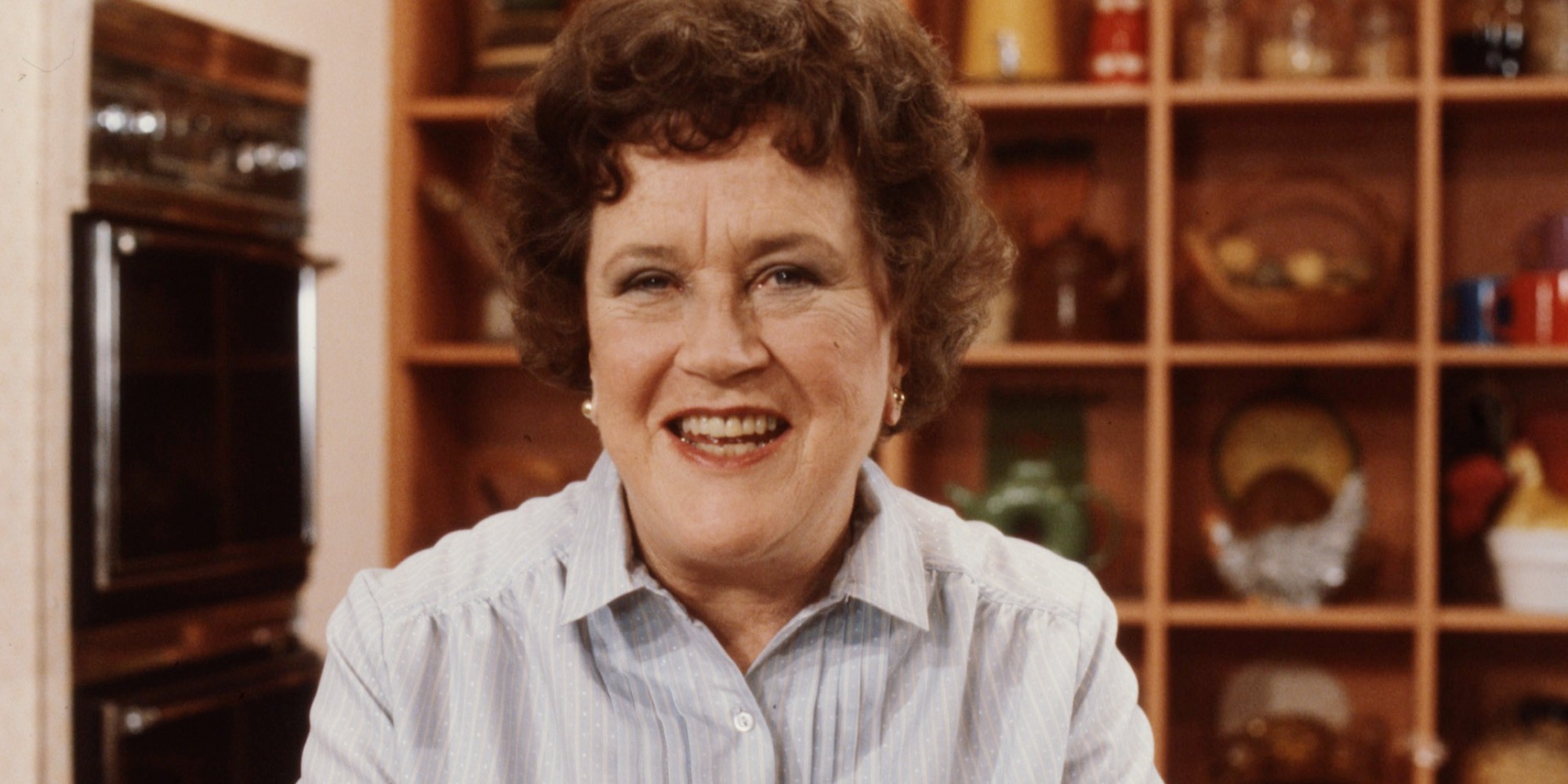 Julia Child est photographiée sur le tournage de sa série culinaire.