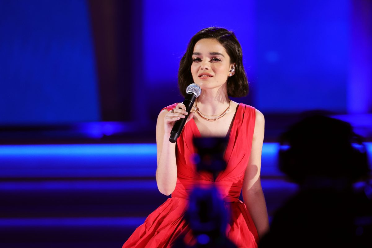 Rachel Zegler de Disney's Snow White se produit à la 64e cérémonie des Oscars