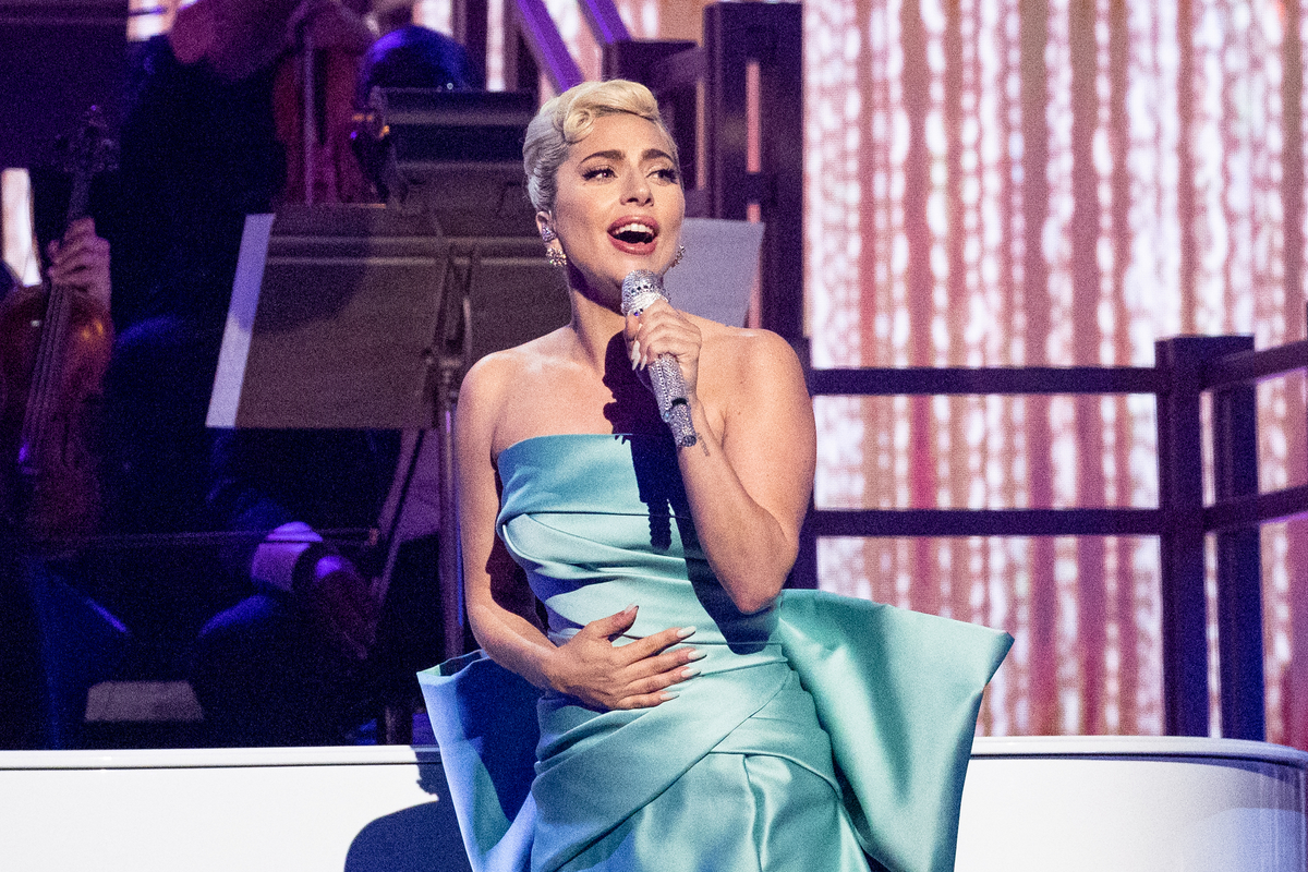 Vêtue d'une robe verte sans bretelles, Lady Gaga se produit lors de la 64e cérémonie annuelle des Grammy Awards à Las Vegas, NV.