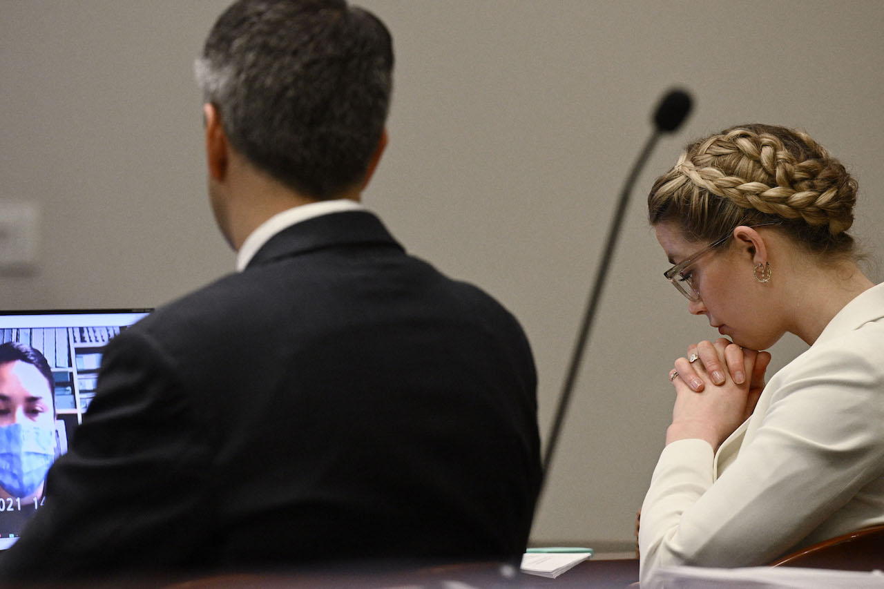 Amber Heard écoute dans la salle d'audience