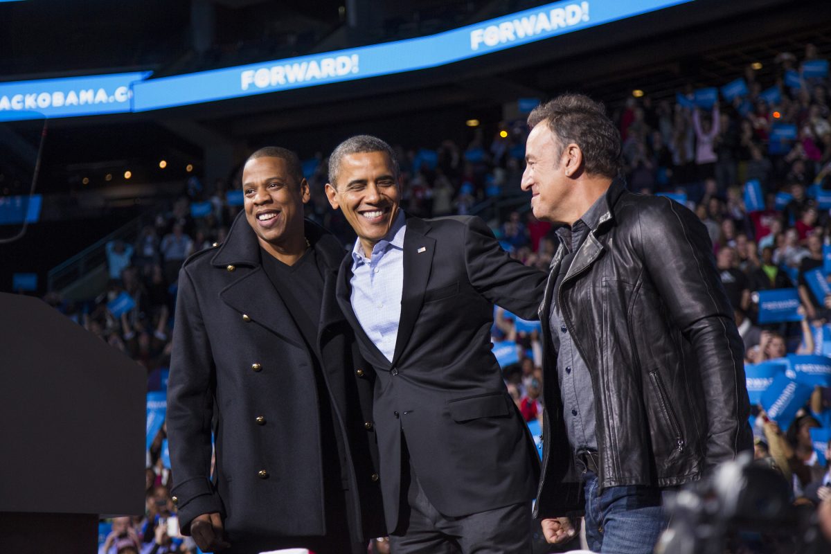 Le président américain Barack Obama est sur scène avec le rappeur Jay-Z et le musicien Bruce Springsteen lors d'un rassemblement de campagne électorale