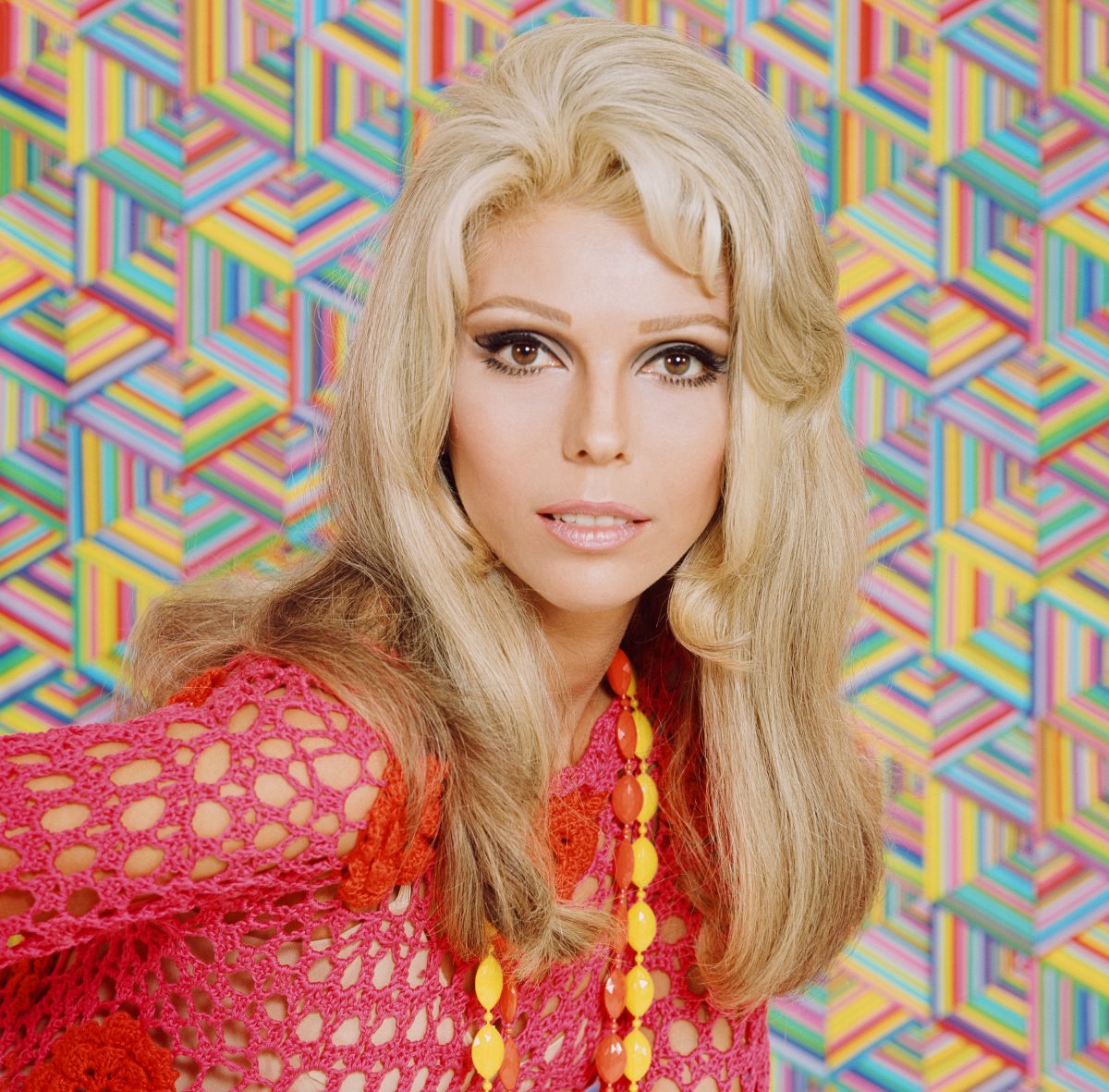 Nancy Sinatra portant deux colliers