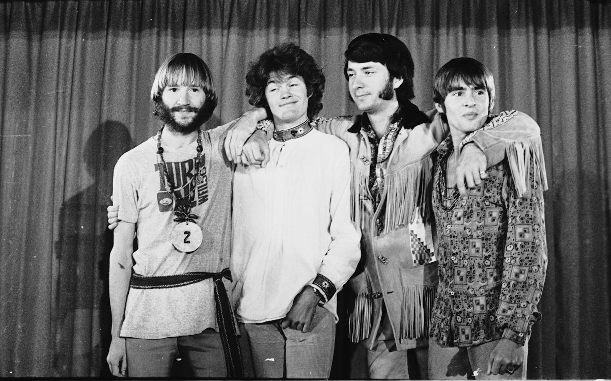 Peter Tork, Micky Dolenz, Mike Nesmith et Davy Jones des Monkees devant un rideau