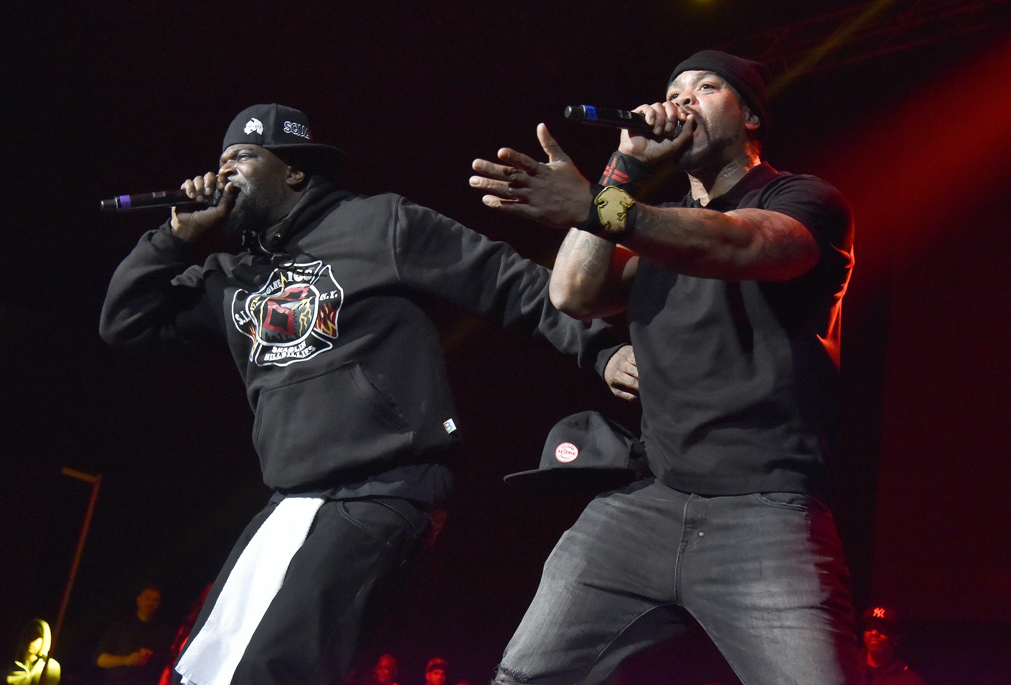 Cappadonna (L) et Method Man du Wu-Tang Clan se produisent ensemble vêtus de noir