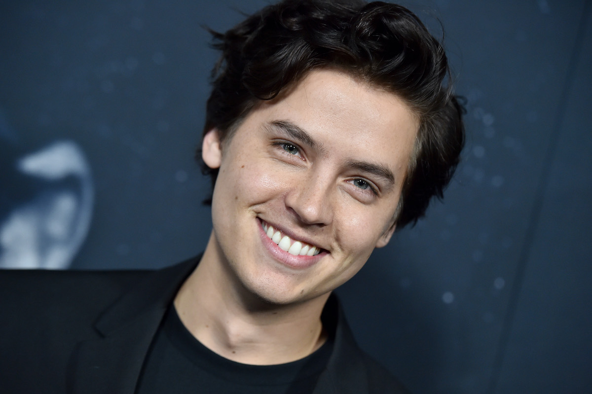 Cole Sprouse souriant