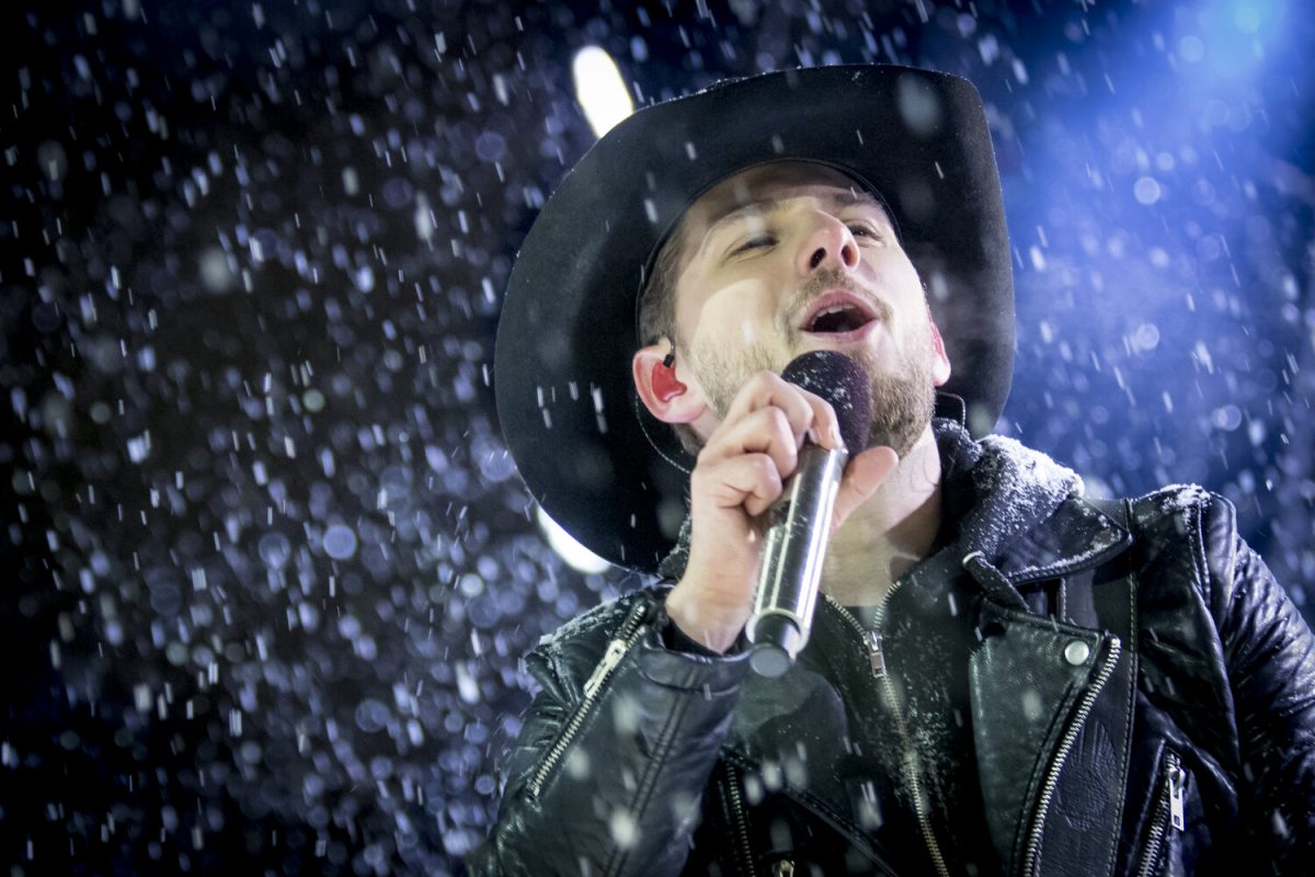 Brett Kissel, chanteur de 'Ain't The Same' sur scène.