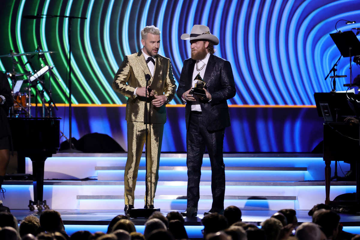 TJ Osborne et John Osborn de Brothers Osborn se tiennent sur scène et acceptent un Grammy Award lors de la 64e édition des Grammy Awards à Los Angeles.