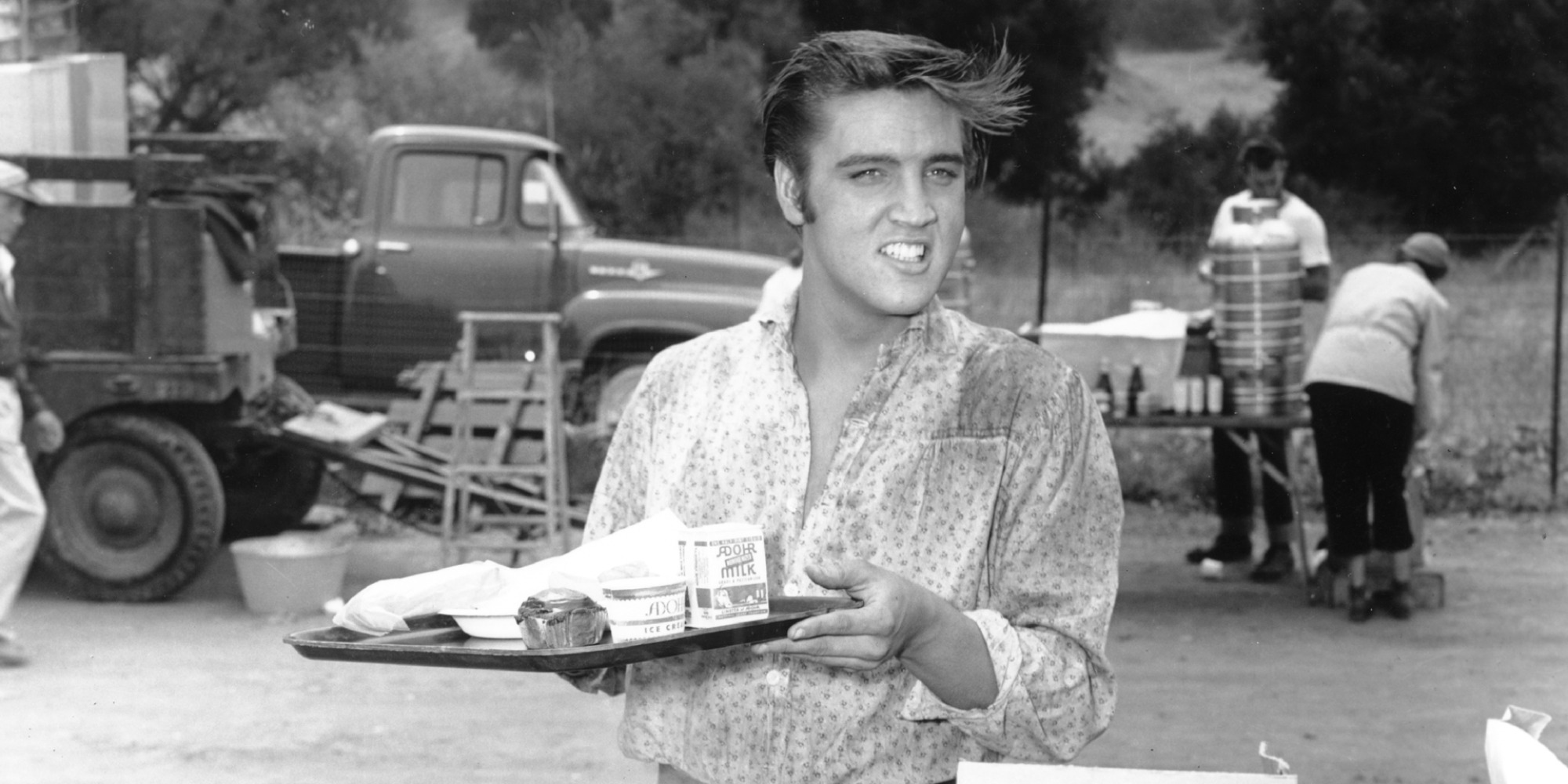Elvis Presley tient un plateau de nourriture sur le tournage de "Love Me Tender".