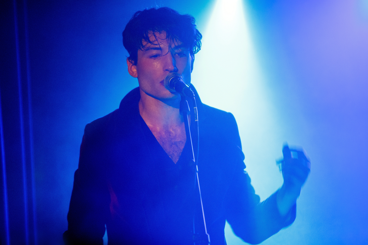 La star de 'The Flash' Ezra Miller de Sons of an Illustrious Father se produit à Omeara