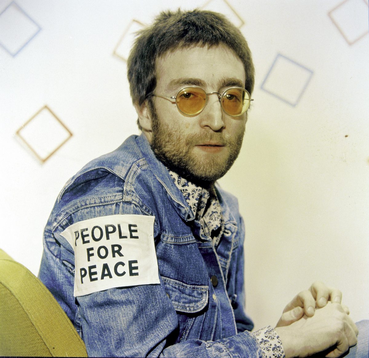 John Lennon des Beatles portant des lunettes