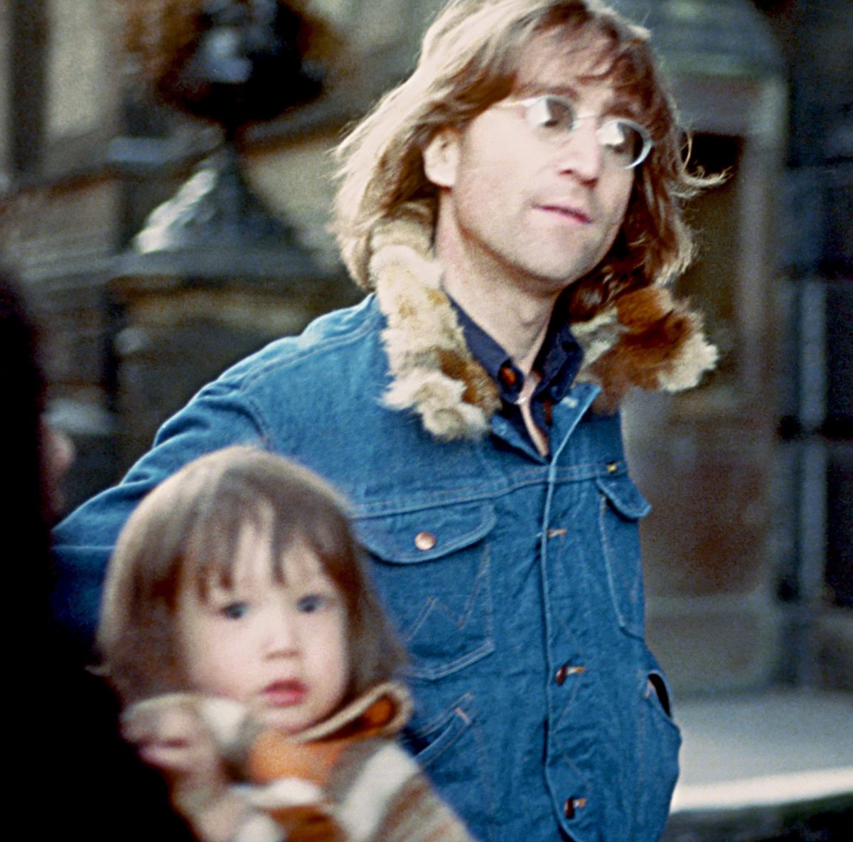 John Lennon portant une veste en jean avec son fils, Sean Ono Lennon