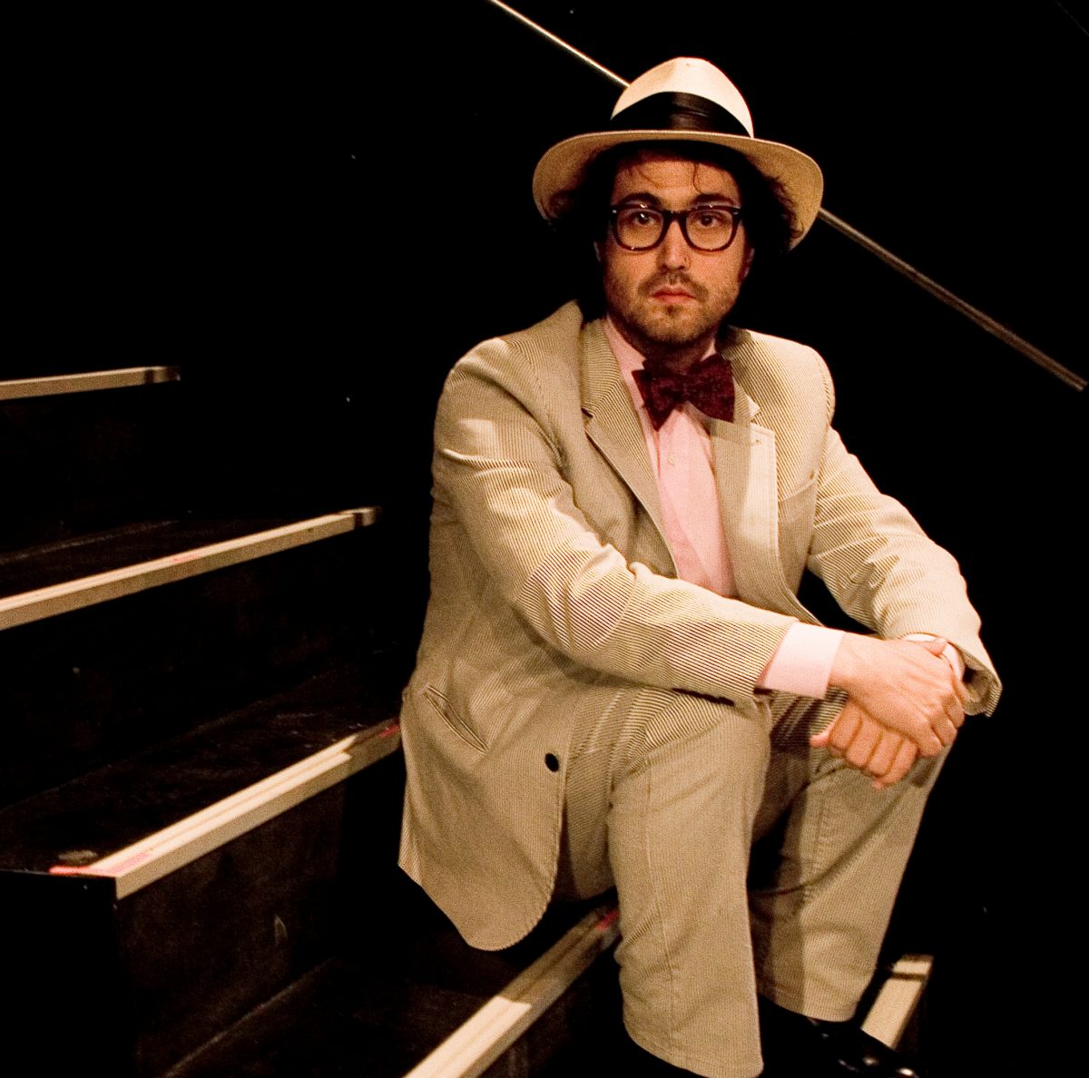 Le fils de John Lennon, Sean Ono Lennon, assis sur les marches