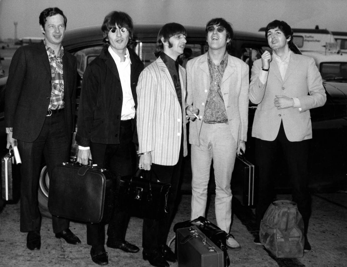Les Beatles et leur manager, Brian Epstein, arrivent à l'aéroport d'Heathrow après une tournée en 1966.
