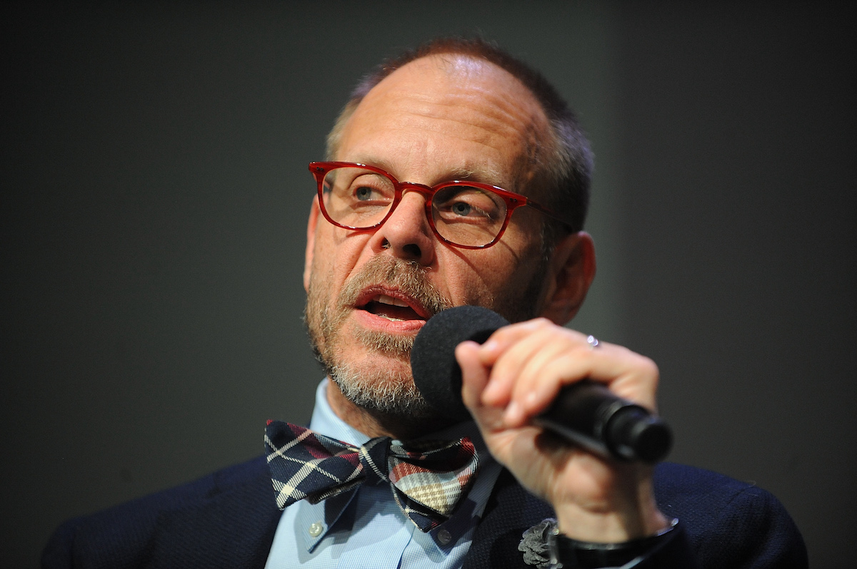 Alton Brown, connu pour son mélange de crêpes, parle dans un microphone 
