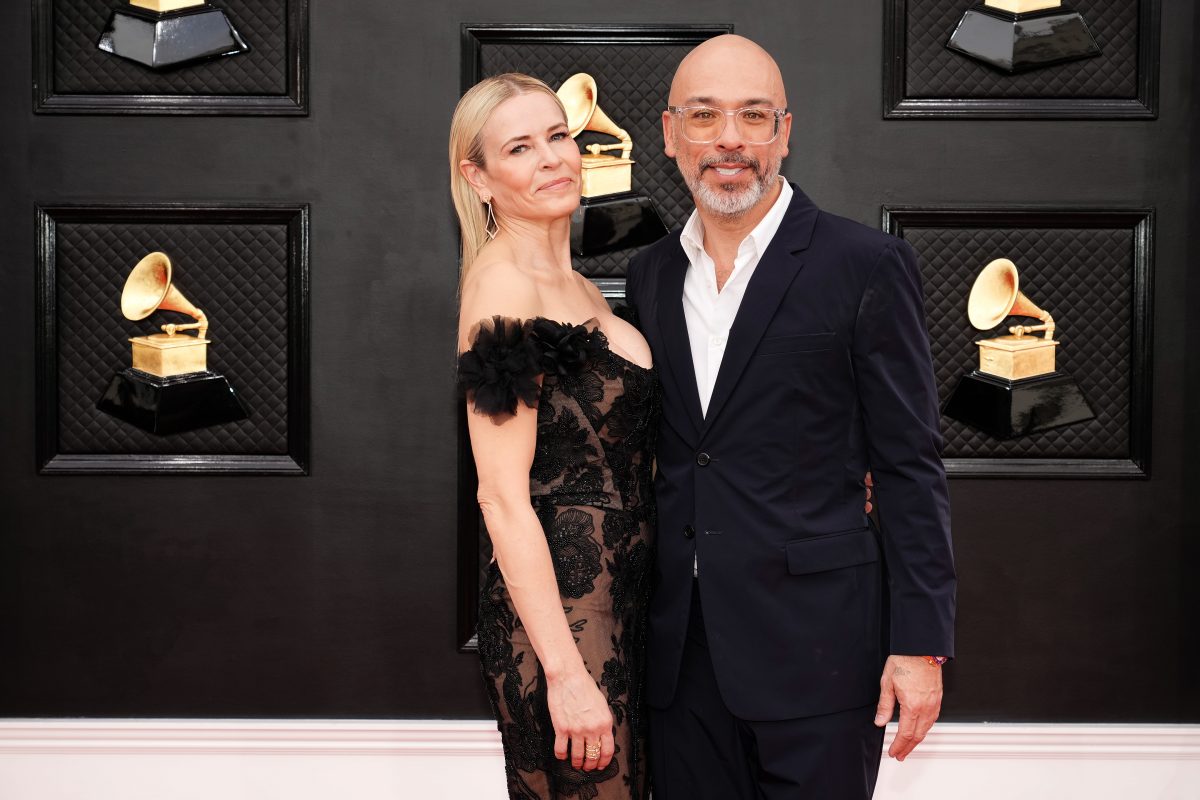 Chelsea Handler et Jo Koy à la 64e cérémonie annuelle des Grammy Awards