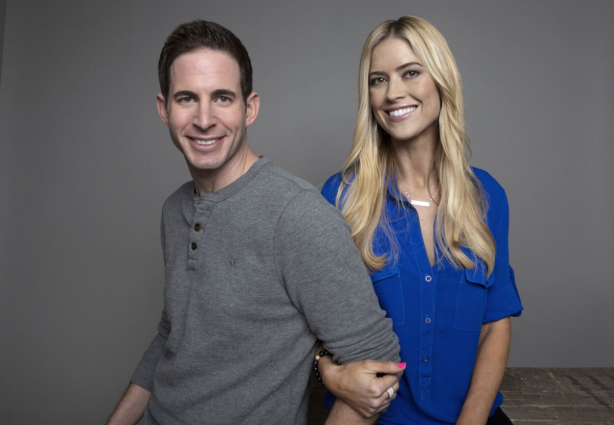 Tarek El Moussa et Christina Haack sourient et posent ensemble.