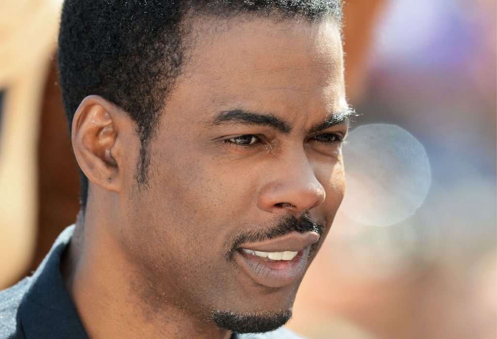 Un gros plan de Chris Rock posant