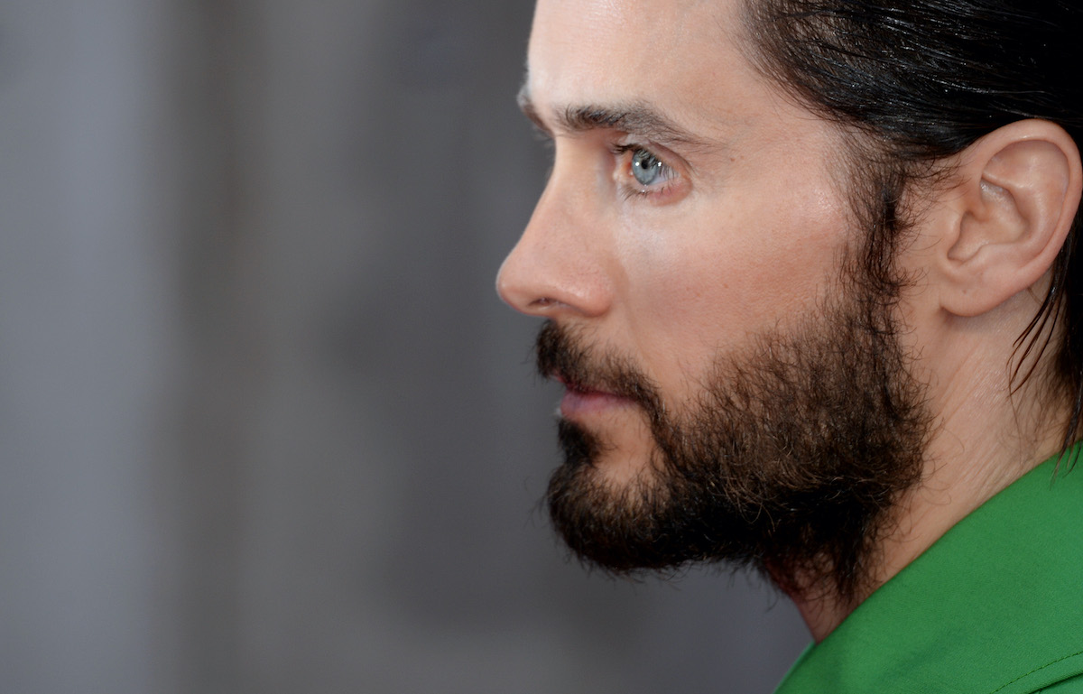 Une vue latérale du visage de Jared Leto alors qu'il porte du vert et pose