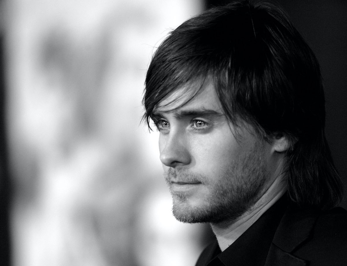 Un gros plan en noir et blanc du visage de Jared Leto
