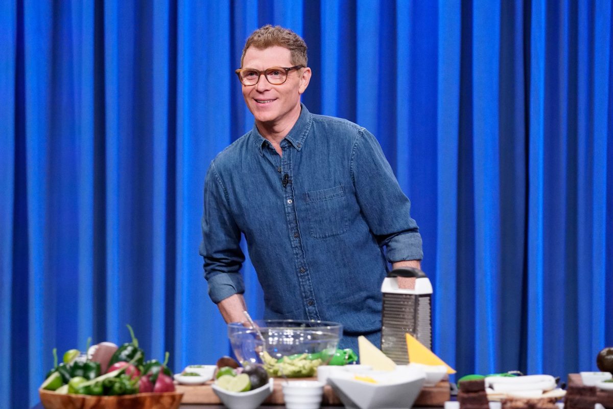 Le célèbre chef Bobby Flay porte une chemise en jean boutonnée sur cette photo.