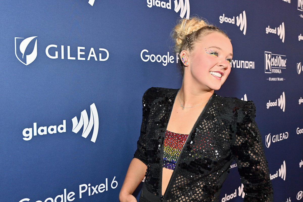 JoJo Siwa sur le tapis rouge des GLAAD Media Awards 2022