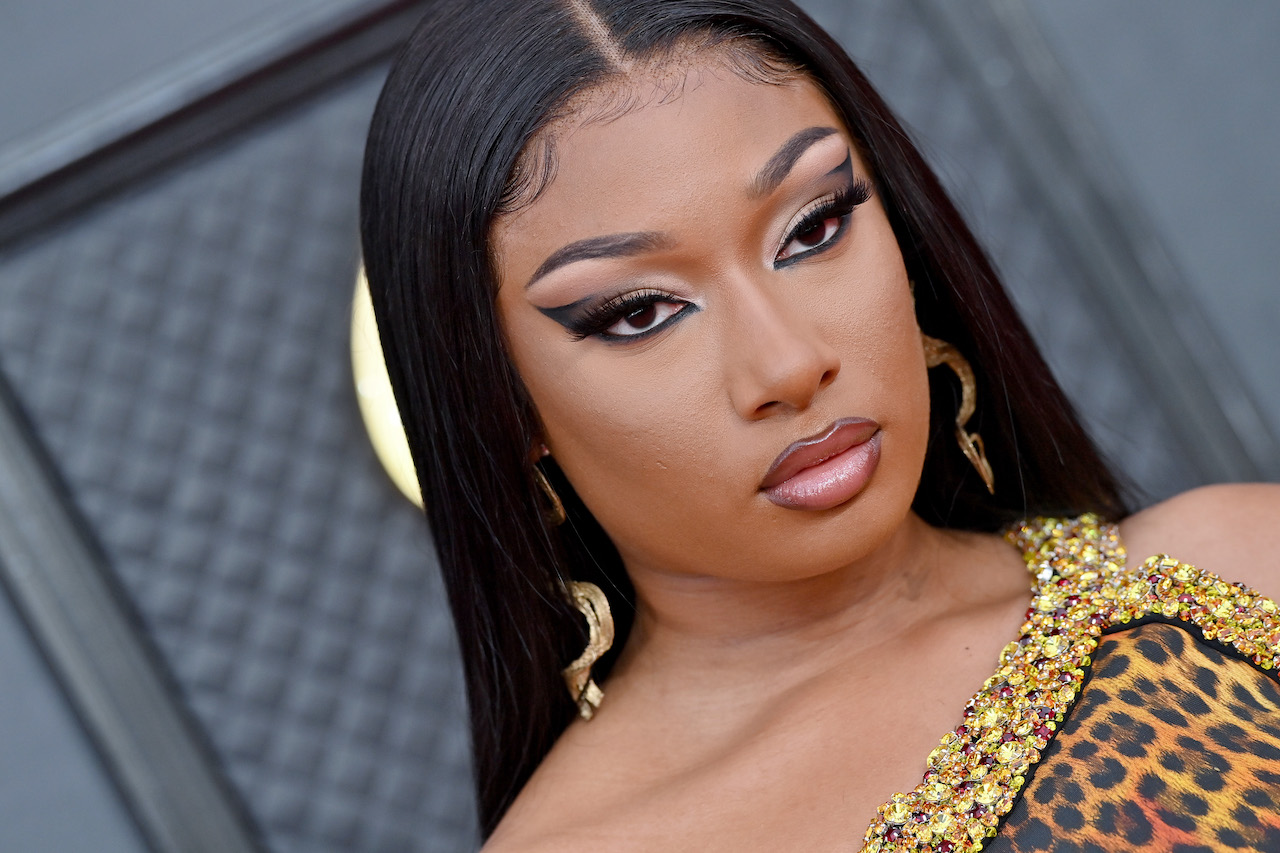 Megan Thee Stallion pose sur le tapis rouge