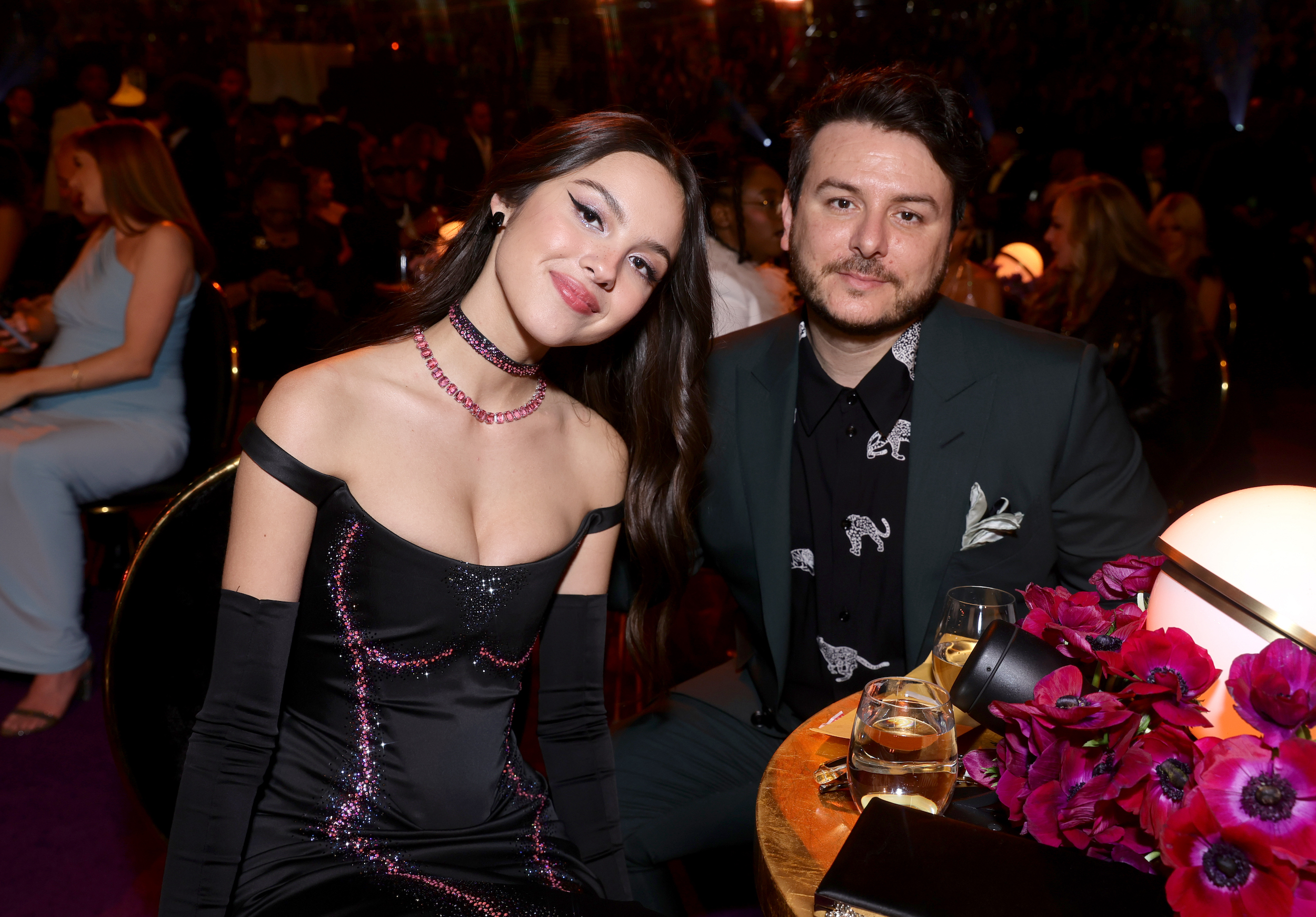 Olivia Rodrigo et Dan Nigro assis à la 64e cérémonie des GRAMMY Awards