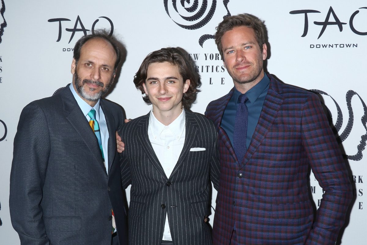 'Call Me by Your Name' Luca Guadagnino, Timothée Chalamet et Armie Hammer portant des costumes et souriant devant un TAO pas et répéter
