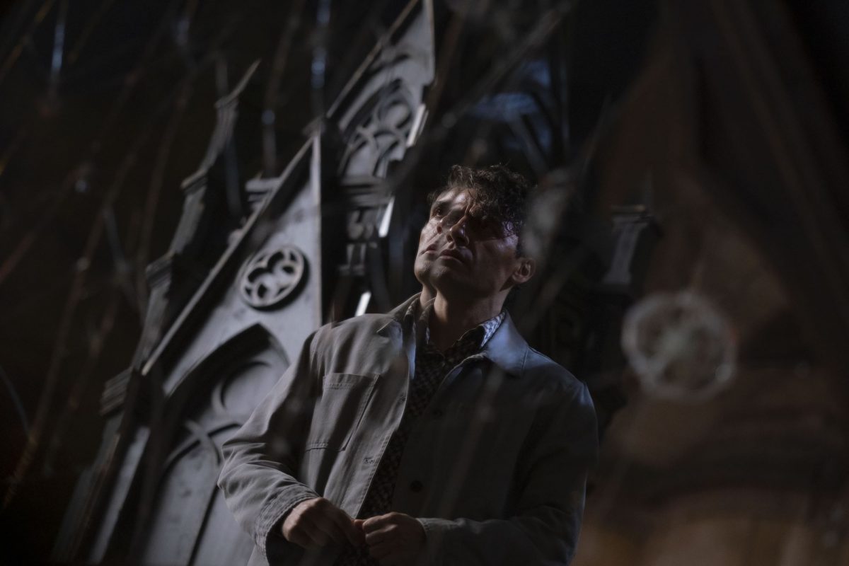 «Moon Knight», qui était principalement dirigé par le réalisateur Mohamed Diab, met en vedette Oscar Isaac dans le rôle de Marc Spector / Steven Grant, qui porte une veste gris clair sur une chemise boutonnée à carreaux sur la photo.