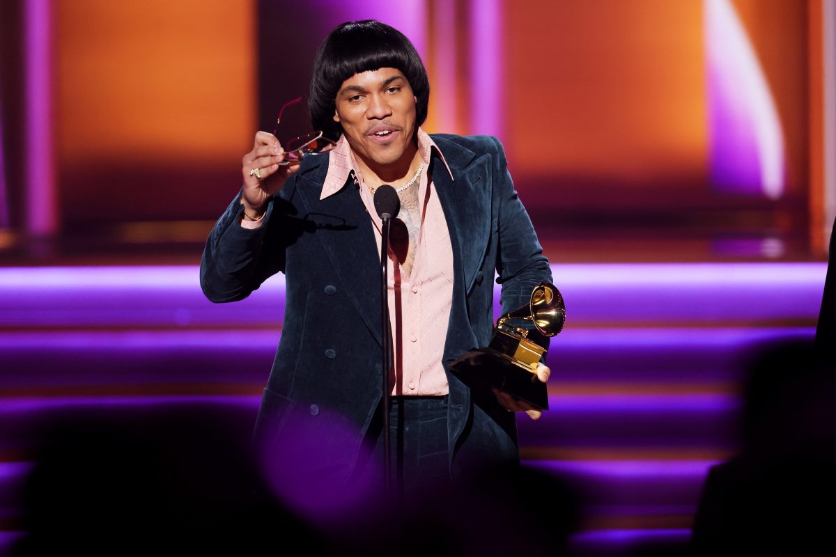 Anderson .Paak de Silk Sonic accepte le prix du record de l'année pour