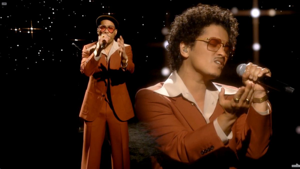 Anderson .Paak et Bruno Mars de Silk Sonic se produisant aux Grammy Awards 2021.