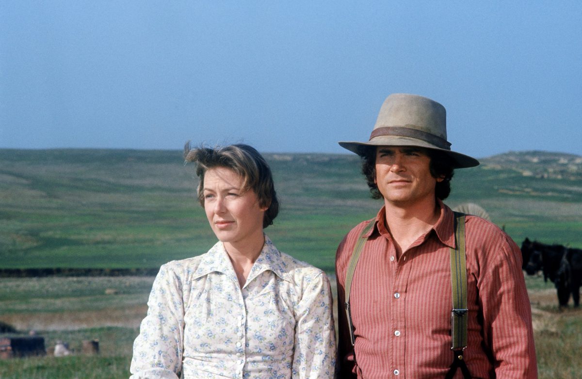 Karen Grassle et Michael Landon dans le rôle de Caroline Ingalls et Charles Ingalls dans La petite maison dans la prairie.