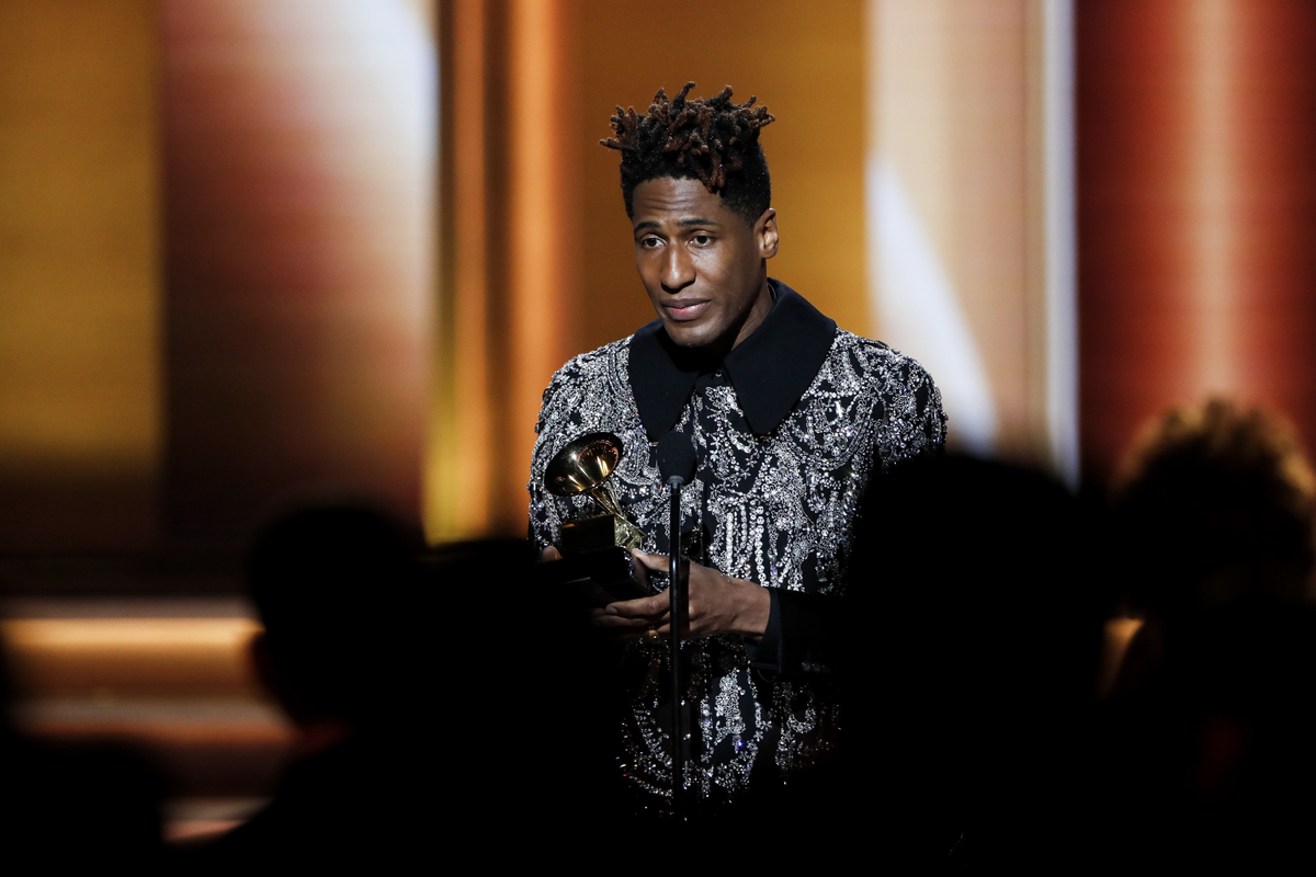 Jon Batiste accepte le prix de l'album de l'année lors de la 64e cérémonie annuelle des Grammy Awards à Las Vegas, NV.