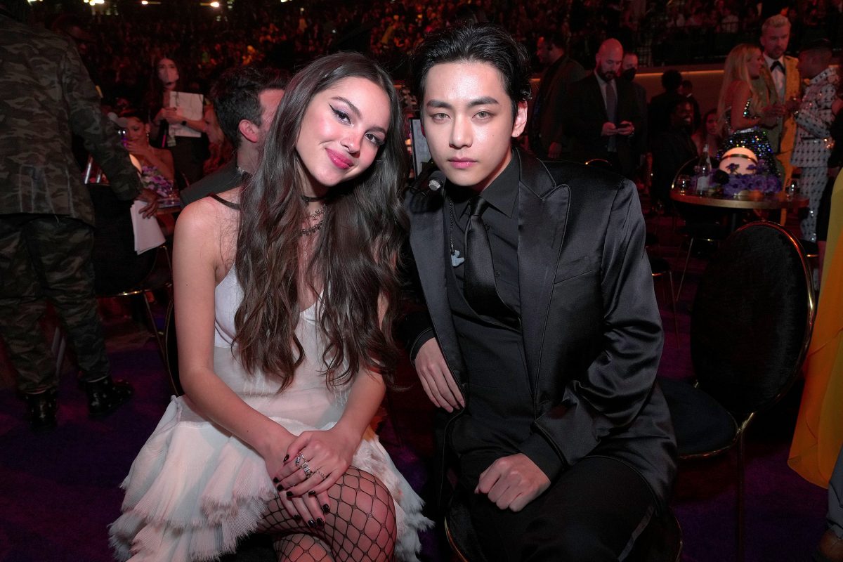 Olivia Rodrigo et V de BTS posent lors de la 64e cérémonie des GRAMMY Awards au MGM Grand Garden Arena