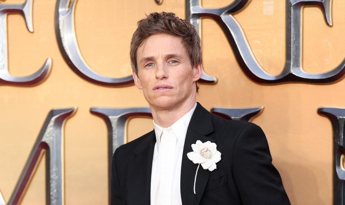 Eddie Redmayne assiste à la première mondiale du film Les Animaux Fantastiques : Les Secrets de Dumbledore