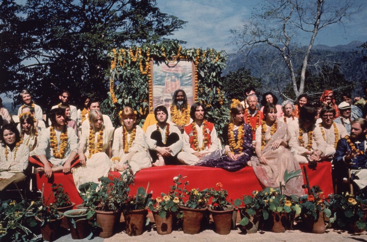 Les Beatles avec Marharishi Mahesh Yogi en Inde, 1968.