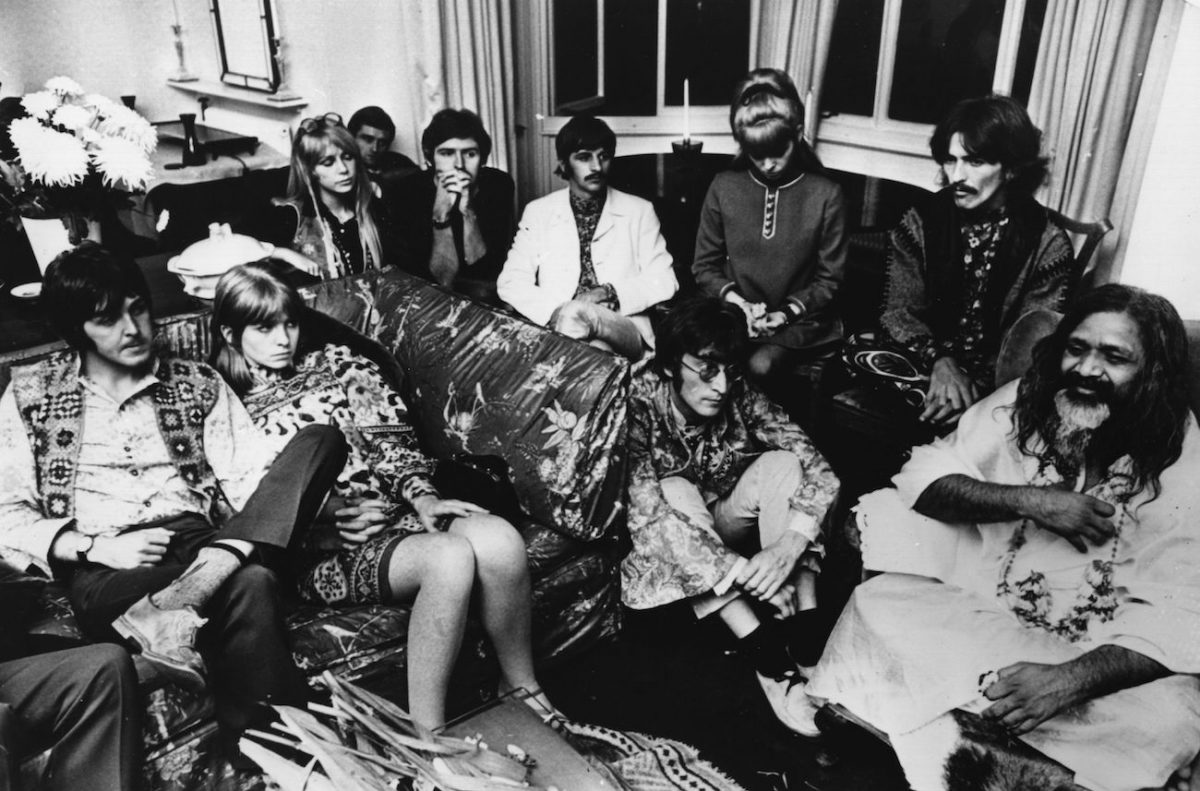Les Beatles et leurs proches avec Maharishi Mahesh Yogi en 1967.