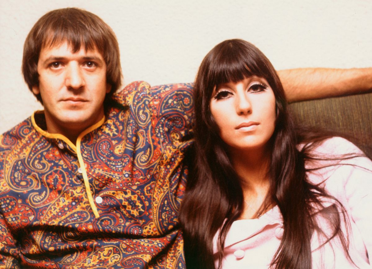 Sonny & Cher sur un canapé