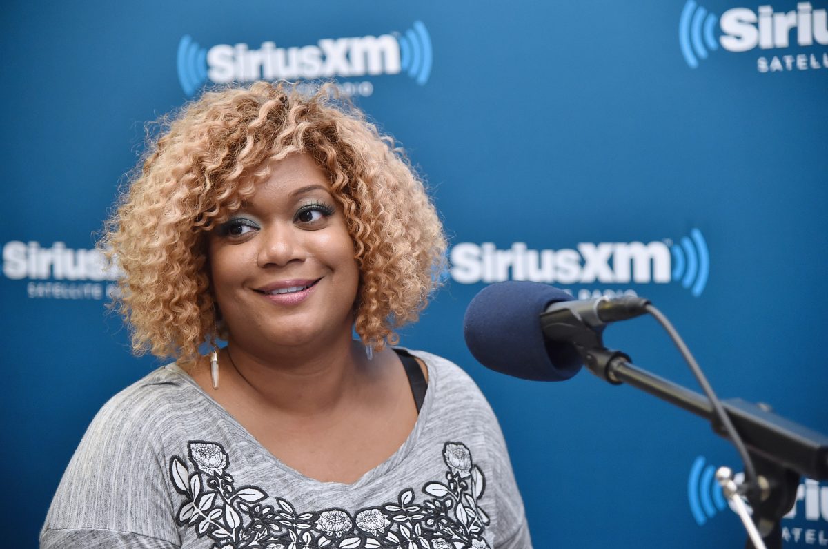La personnalité de Food Network, Sunny Anderson, porte un T-shirt gris sur cette photo.