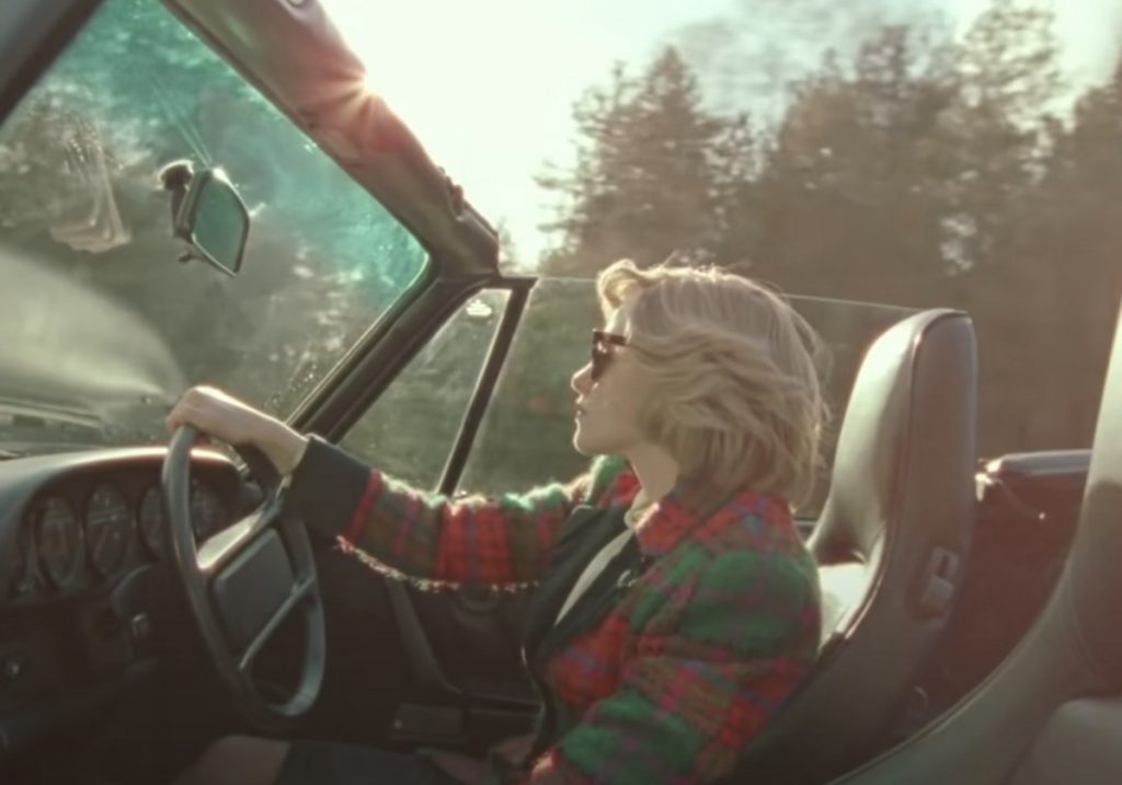 Kristen Stewart conduit une voiture pendant le tournage de 