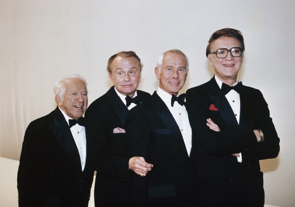 Jerry Lester, Jack Paar, Johnny Carson et Steve Allen se tiennent ensemble en smoking pour une photo.