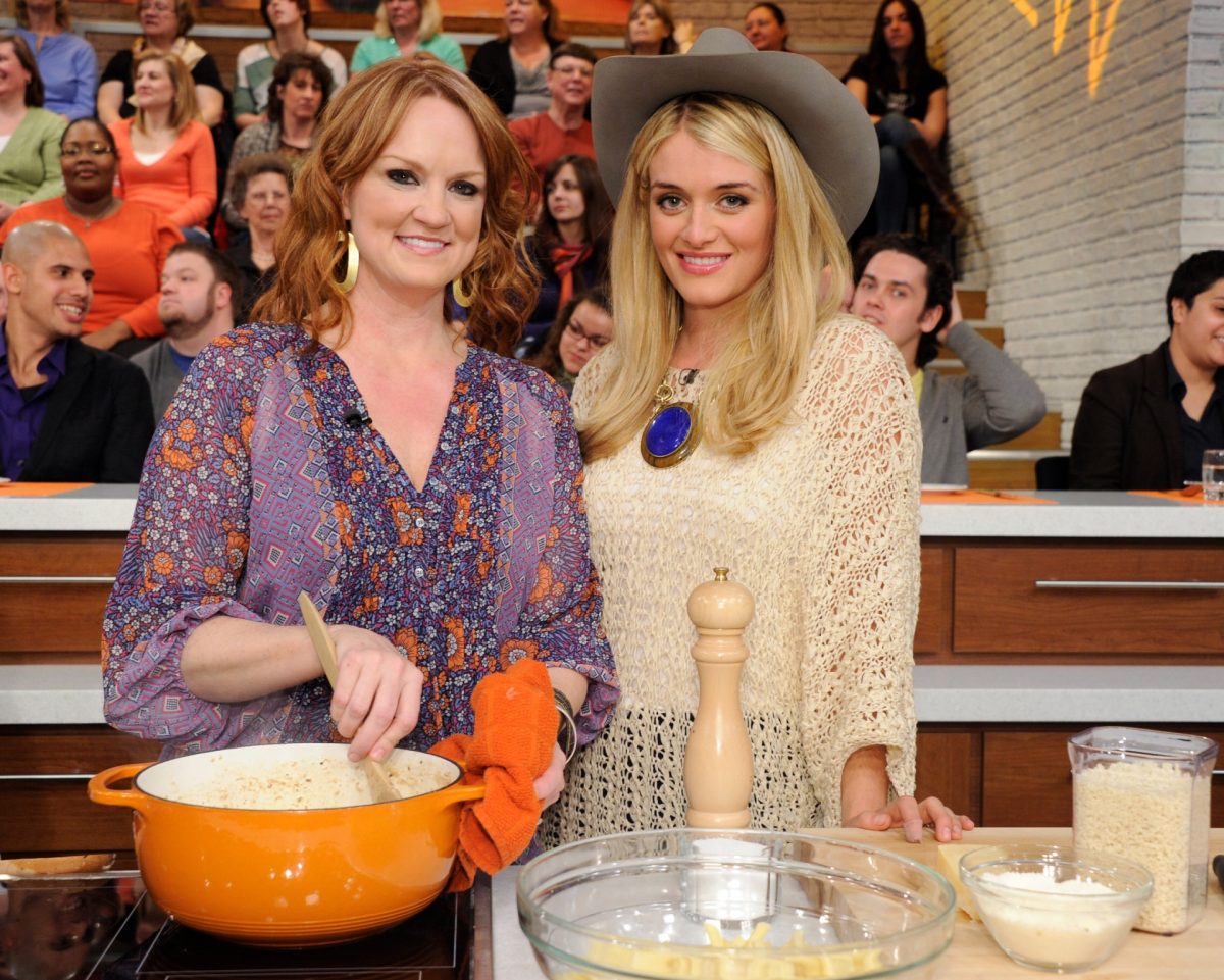 Ree Drummond remue un pot de nourriture tout en posant à côté de Daphne Oz sur The Chew.